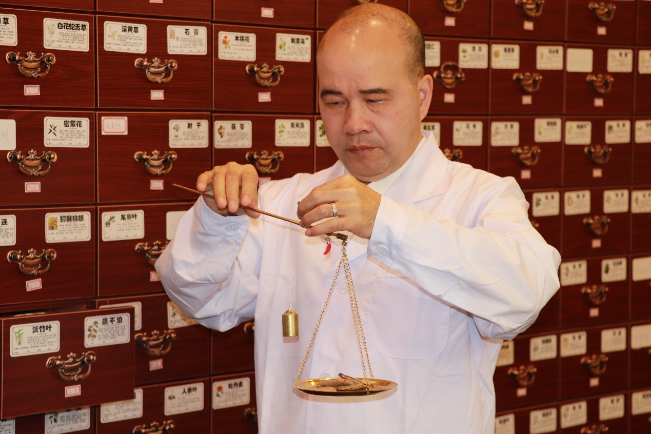 不锋专访对话赖公:一心传承医养文化,但愿天下少疾苦