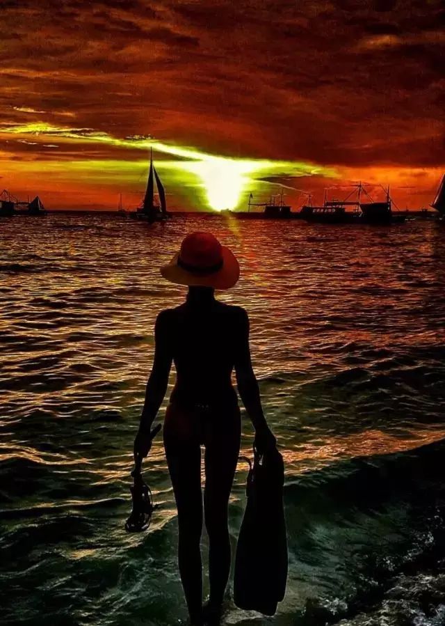 世界最年轻辣妈身材,比基尼走秀夏日套装欧美辣妈