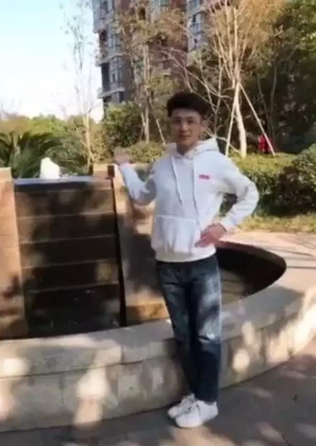 看完我妈拍的春游照片,我跟我爸都哭了……