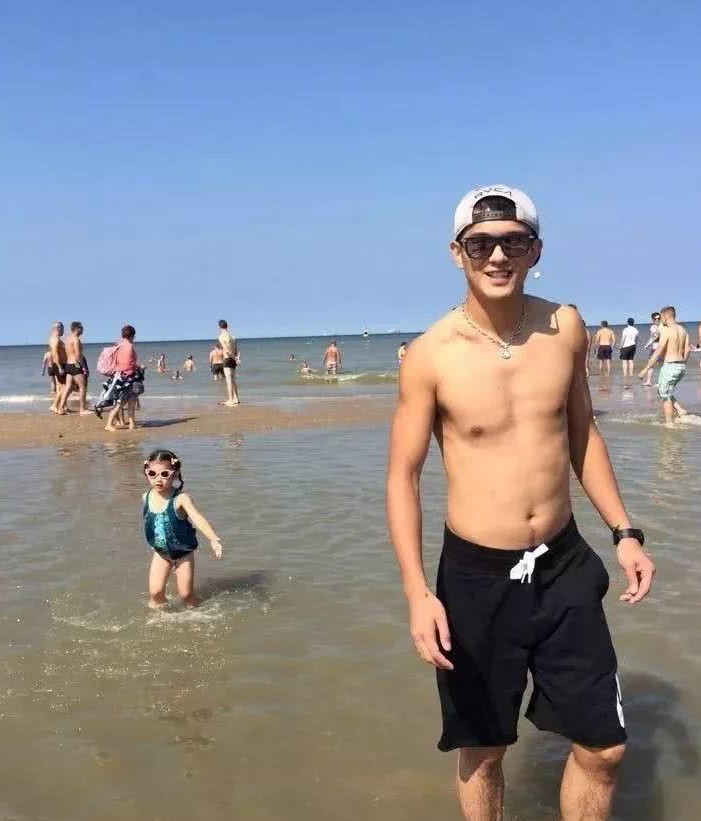 足球运动员走进更衣室视频,足球更衣室好还是篮球更衣室好