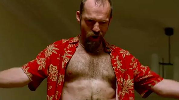 V字仇杀队全程不露脸征服观众,雨果维文是真正好莱坞大师级演员