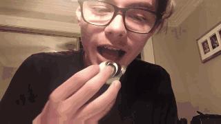 网上竟流行这个变态“挑战”：安全套从鼻子吸进去，从嘴巴拉出来