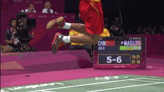 后退单脚起跳杀球步法,杀球既轻松又不累教学单脚起跳