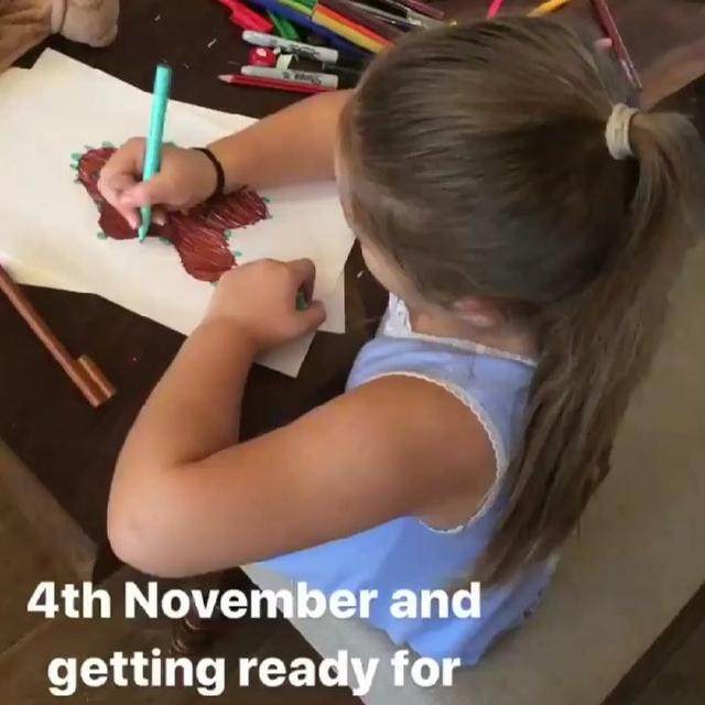 小七又开始创作!展现绘画天赋,妈妈维多利亚培养小七