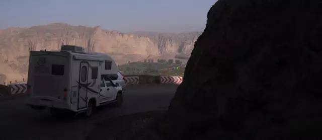 90后杂粮煎饼摆摊三轮车,90后摆摊卖早餐三明治寿司