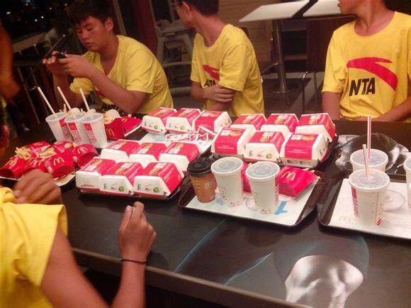 中国职业足球运动员伙食标准,足球运动员的伙食