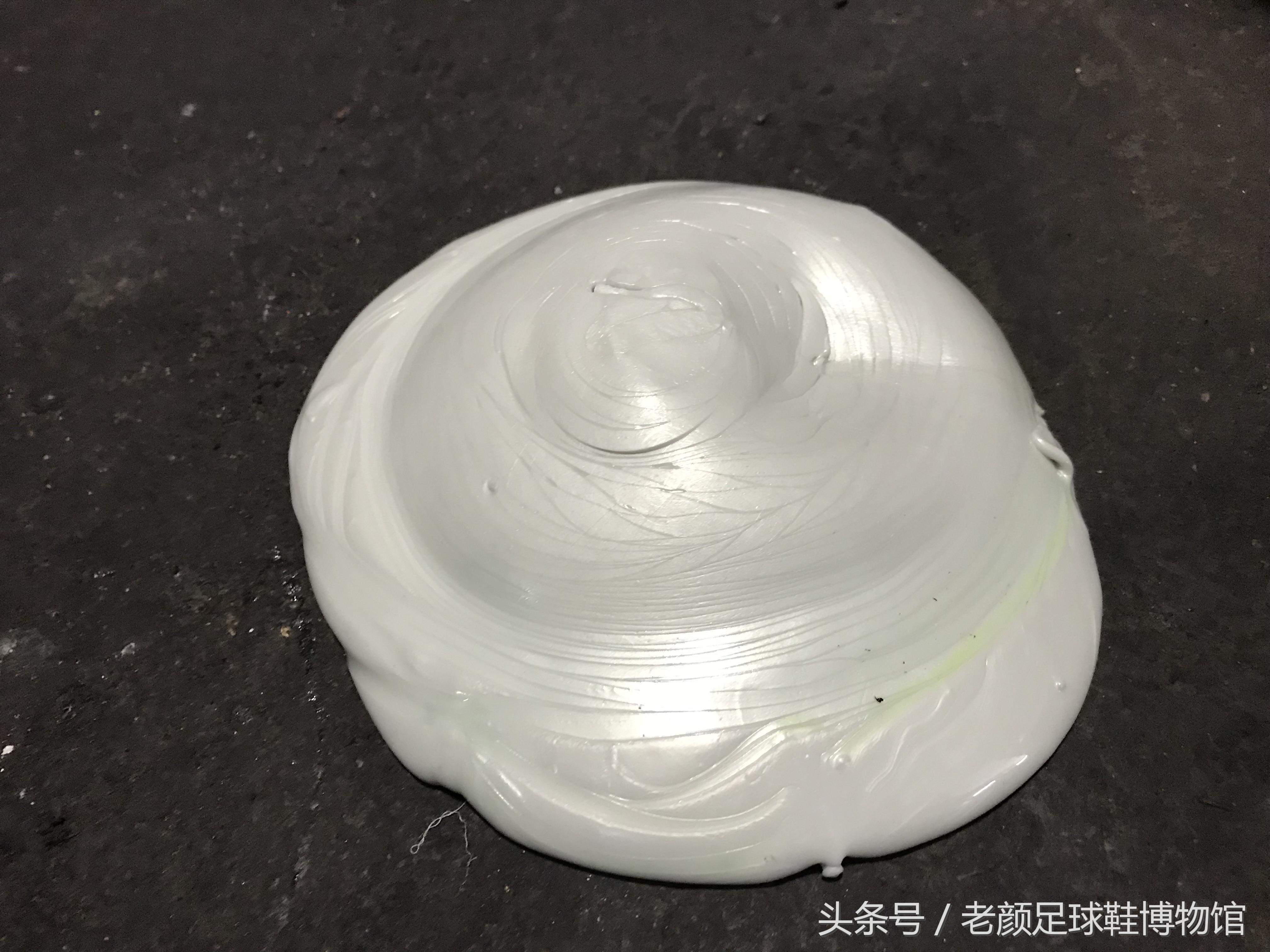 2002年的阿迪达斯鞋银色,阿迪达斯足球鞋哪一代最经典