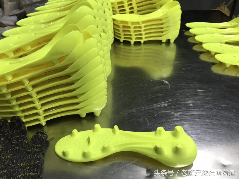 2002年的阿迪达斯鞋银色,阿迪达斯足球鞋哪一代最经典