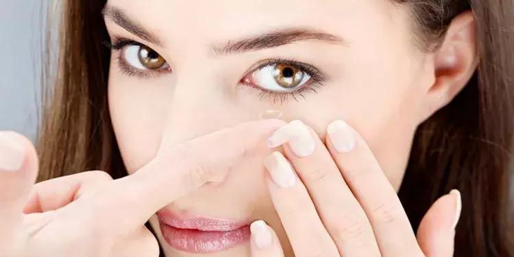 美瞳掉色在眼睛上怎么办,美瞳变糊了怎么洗干净