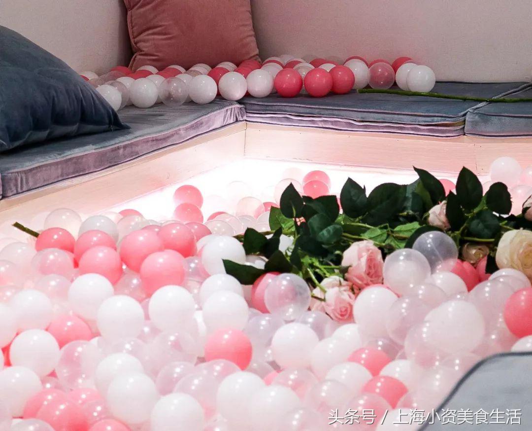 别再盯着霓虹灯拍了！海洋球主题店了解一下！