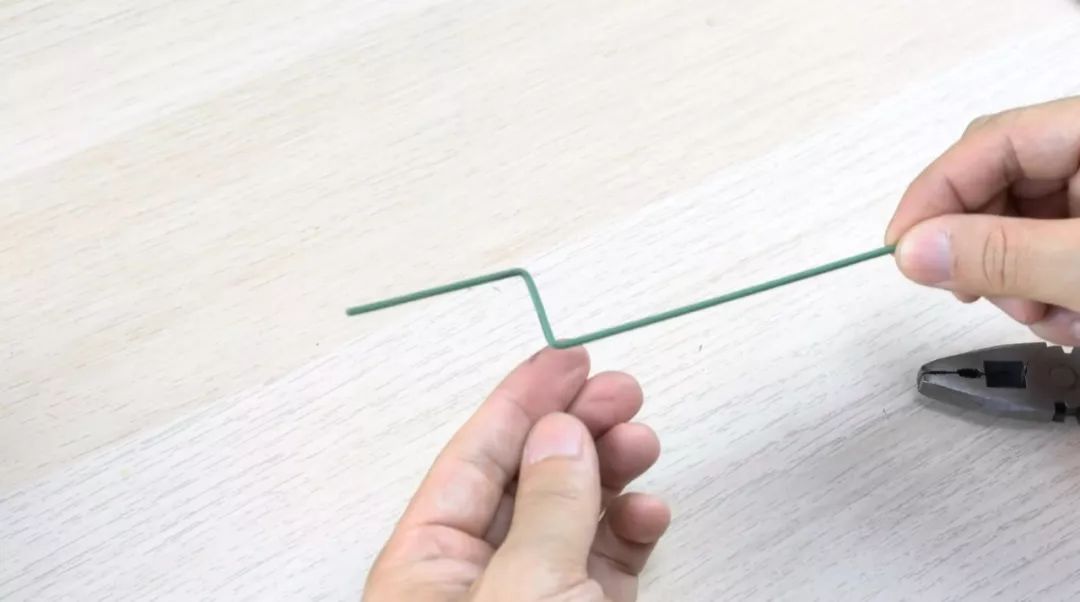 怎么用纸板制作电脑小子玩具,用纸板做的棍子玩具