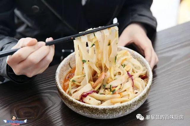这家店用六星级面粉做凉皮配东北鸡架爆好吃,一般人还不让加盟…