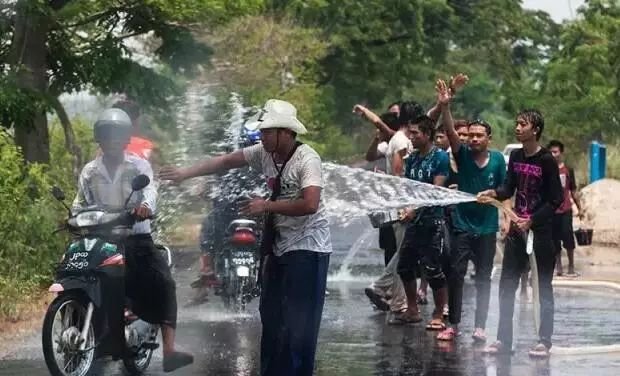 对不起！我要请假回家过泼水节，不然我们寨子要输了！