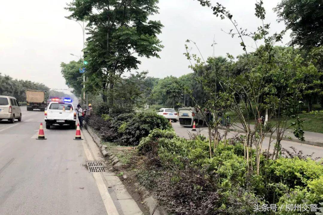 【内附视频】小客车“倒立”！小轿车“练地”带倒路灯！这样的特技大片可不好