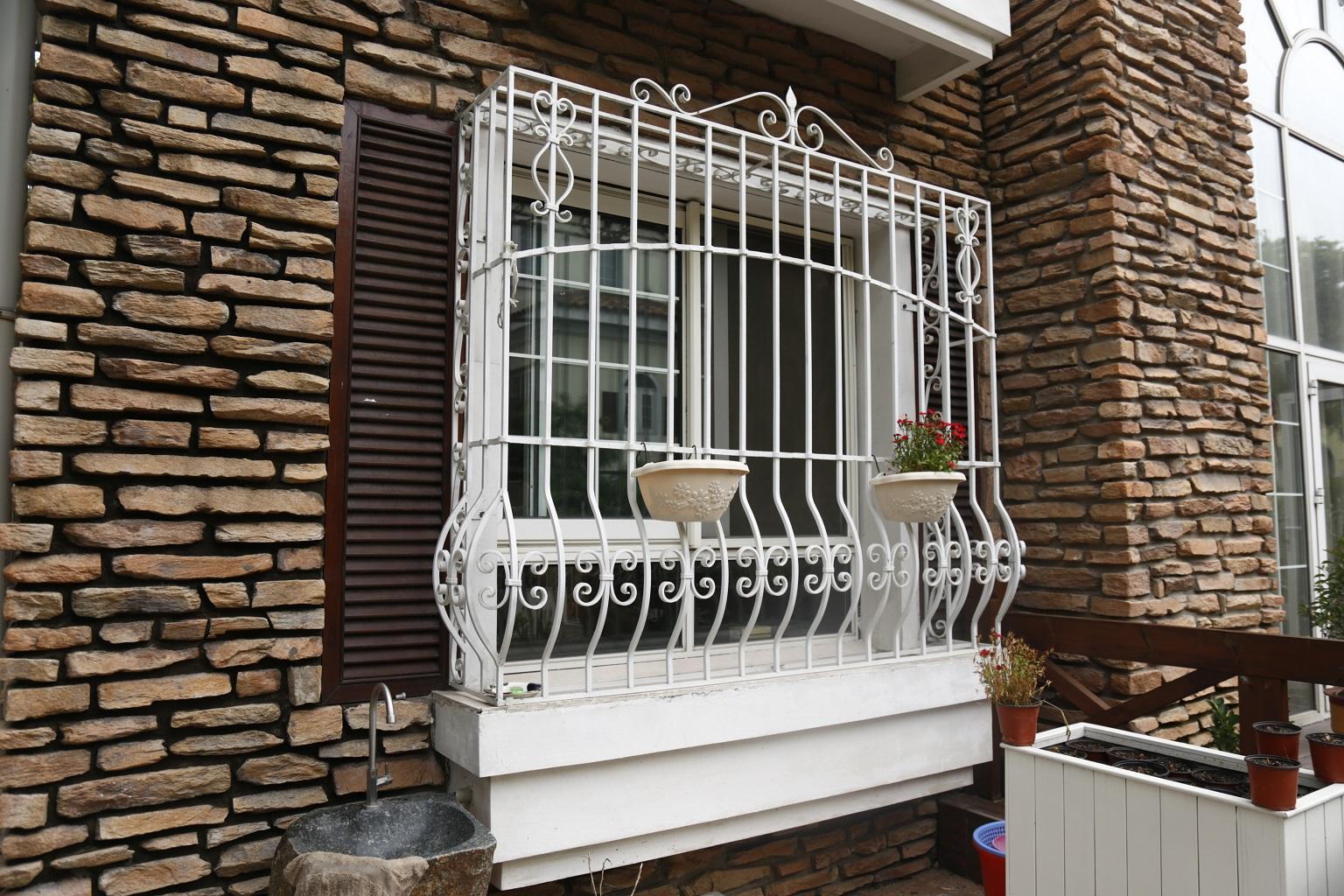 你们家的防盗窗都铺什么,你家的防盗窗装对了吗