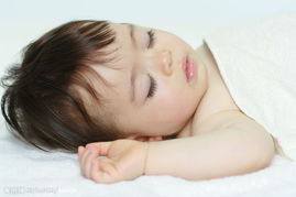 三个月宝宝吐奶有没有事,三个月的宝宝吐奶时要不要拍背