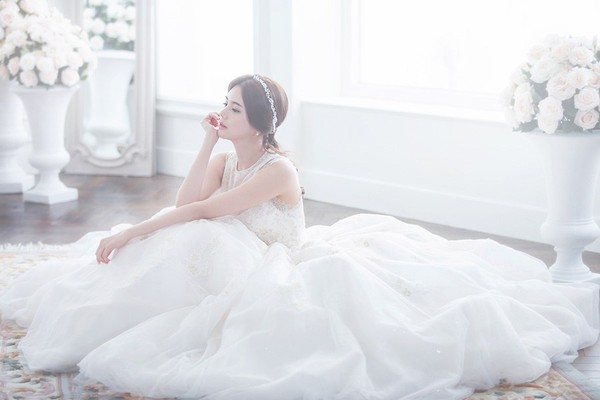 平胸女孩挑婚纱谨记3重点首选吊带款式，修饰比例丰满上围