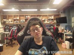 知名电竞选手买空星巴克，工作人员哭倒街头