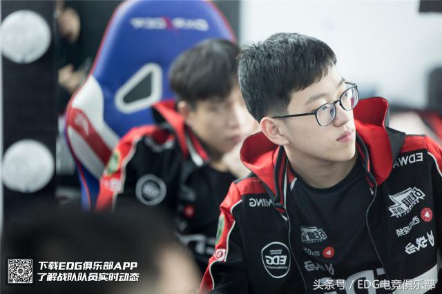 知名电竞选手买空星巴克，工作人员哭倒街头