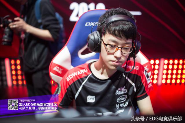 知名电竞选手买空星巴克，工作人员哭倒街头