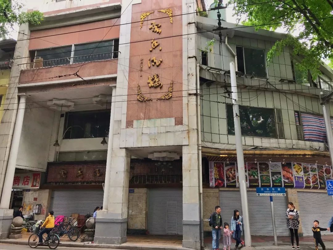 100元吃一天路边摊,100元吃一天饭