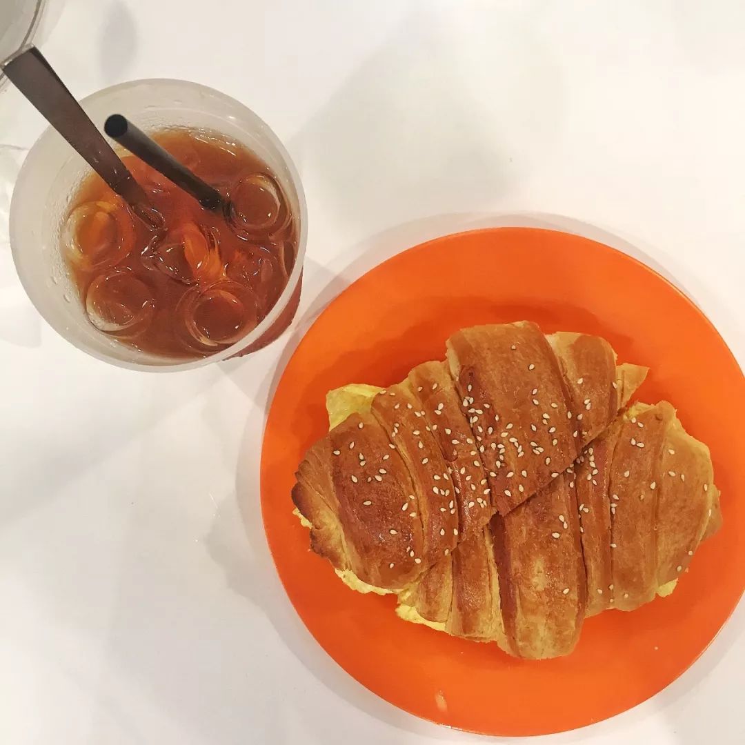 100元吃一天路边摊,100元吃一天饭