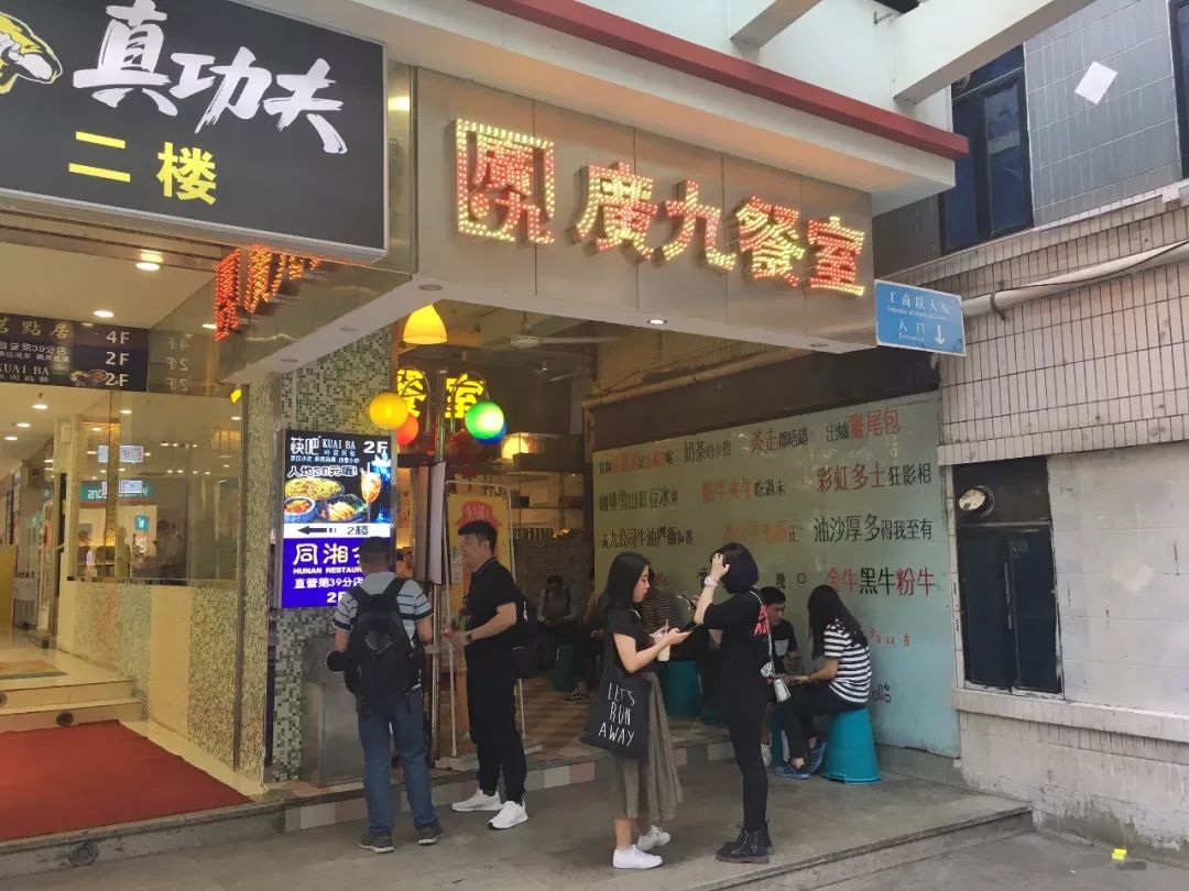 100元吃一天路边摊,100元吃一天饭