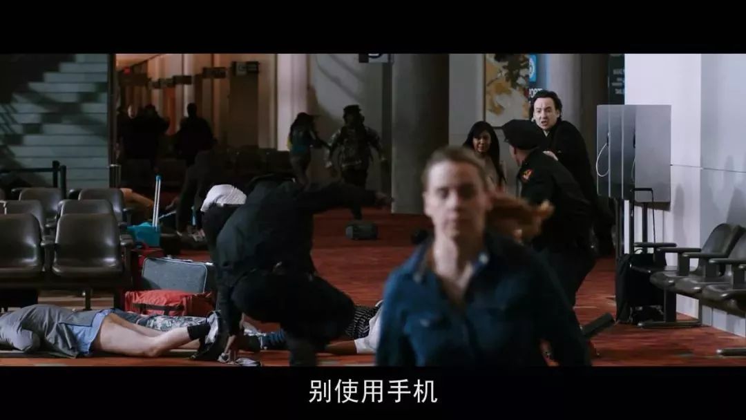 看完这个视频你还敢这样用手机吗,看完这部电影你还敢玩手机吗