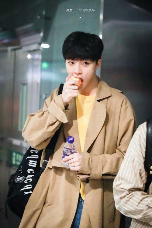 蔡徐坤丢两万戒指黄明昊衣服穿反，范丞丞手机碎屏陈立农狂啃苹果