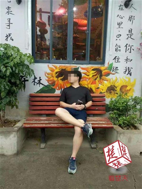 踢球倒挂金钩背部受伤,足球倒挂金钩小男孩
