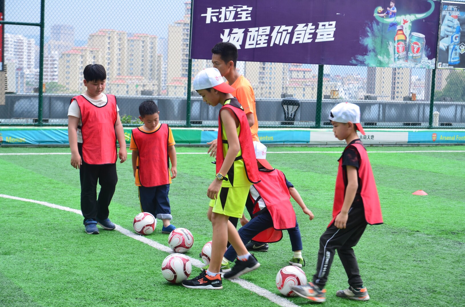 丫好小记者汗洒漳浦首家空中足球场，体验足球入门课！