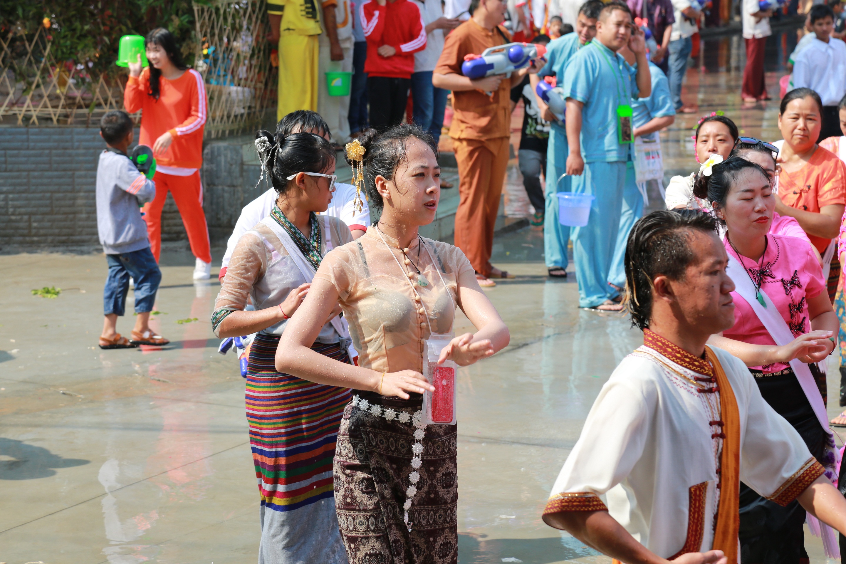 景洪泼水节今年还过吗,连山原生态景区皇后山泼水节