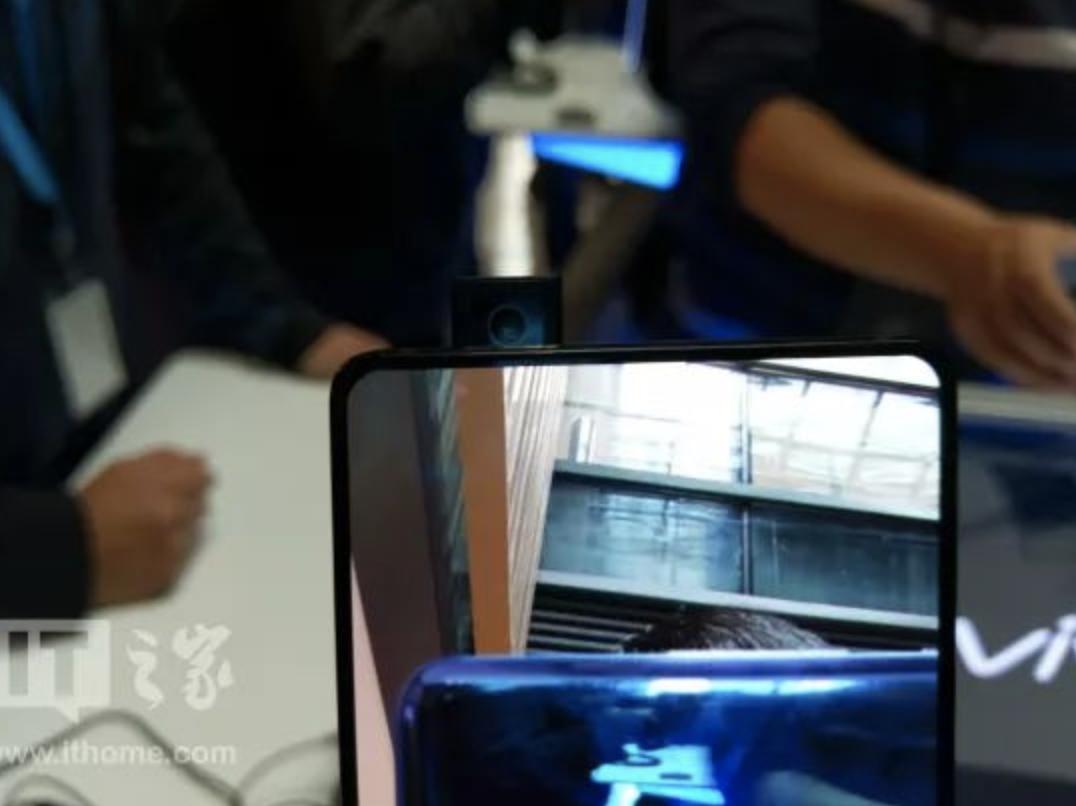 罗永浩r1发布会什么时候直播,坚果r1是罗永浩发布的吗