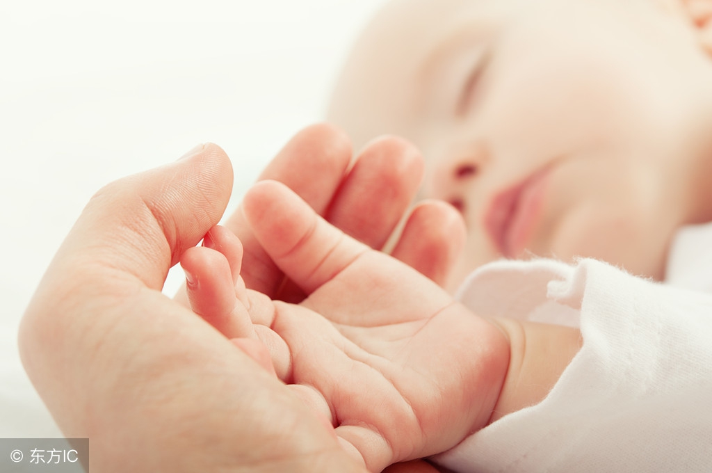 一岁半女宝宝胸部发育?别怕!可能是小青春期在“作祟”!