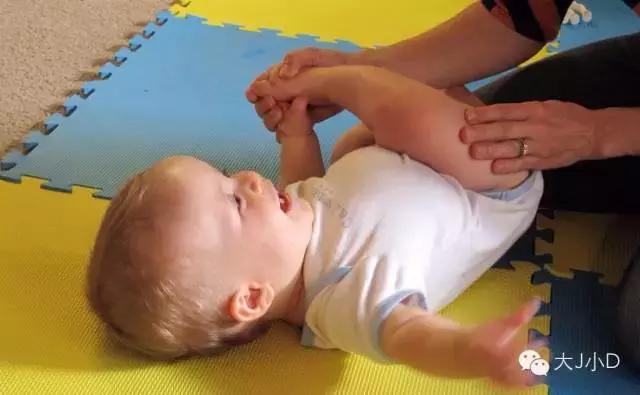 如何帮助宝宝翻身,帮助婴儿翻身动作
