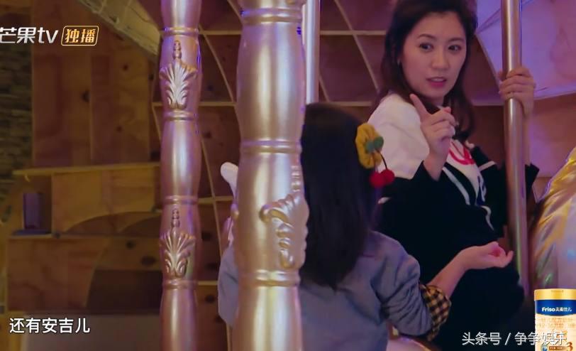 贾静雯带咘咘滑滑梯咘咘一脸懵,贾静雯晒疯狂游玩照咘咘一脸淡定