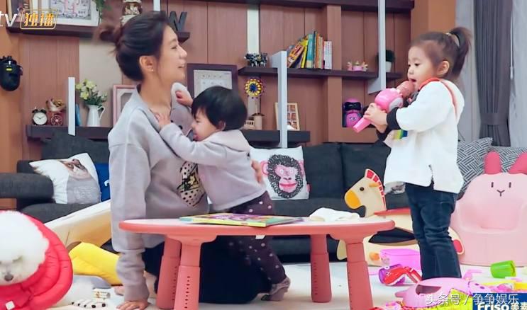 贾静雯带咘咘滑滑梯咘咘一脸懵,贾静雯晒疯狂游玩照咘咘一脸淡定