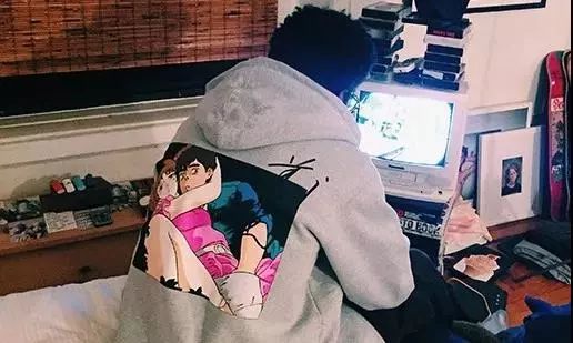 六块钱穿上Supreme不是梦，突破次元壁来圈钱！