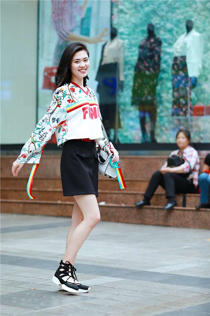 重庆解放碑美女街拍,解放碑步行街拍照姿势女生