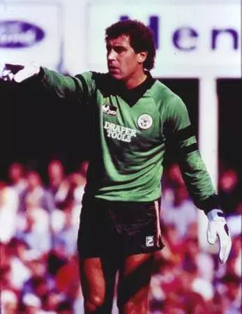 足坛十大传奇马拉多纳,他是打破多项世界纪录的球王