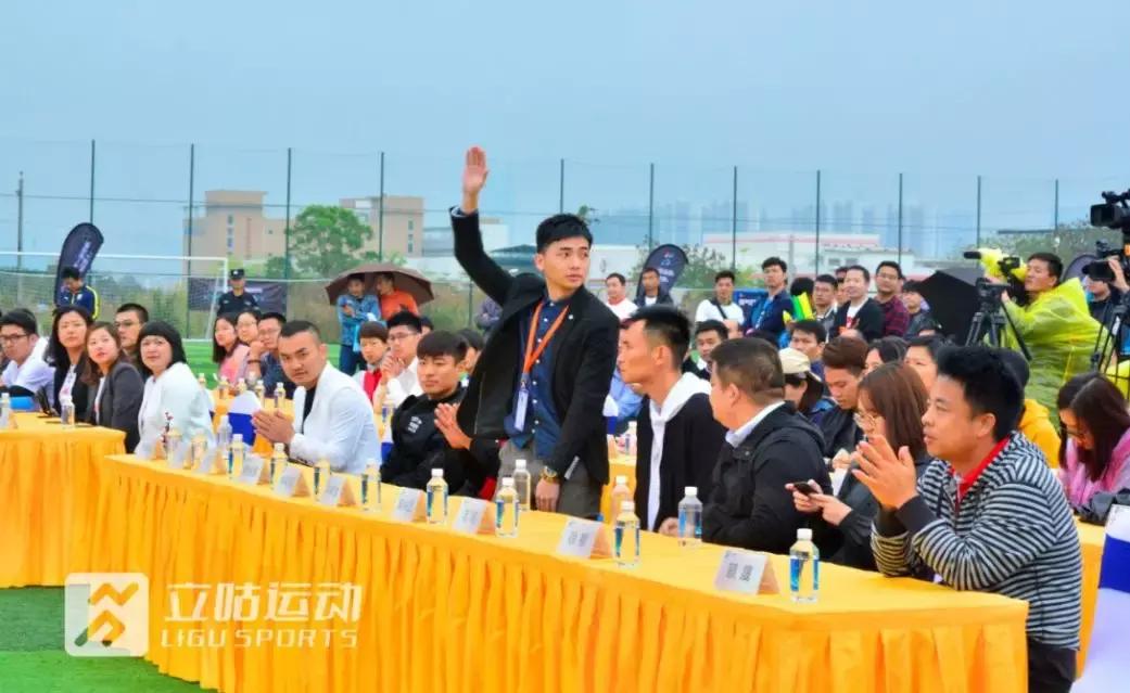 立咕运动杯足球联赛雨中揭幕，何超携手关震为联赛“开波”