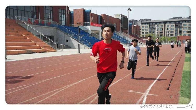 挥洒汗水敢于拼搏,挥洒汗水奋勇拼搏