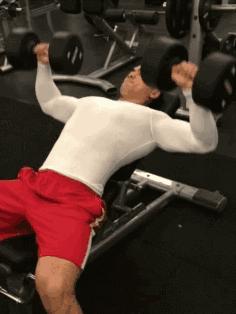 初学者如何用哑铃健身训练,健身房肌肉哑铃