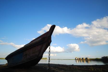 哈尔滨野狼湖，为东北最大的内陆平原湖，是野生狼栖息的天然场所