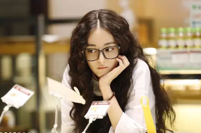 长期戴眼镜会导致面部变形吗,长期戴眼镜眼睛会变形