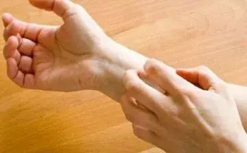 糖友如何应对冬季皮肤瘙痒,糖友皮肤痒用啥药膏擦能解决