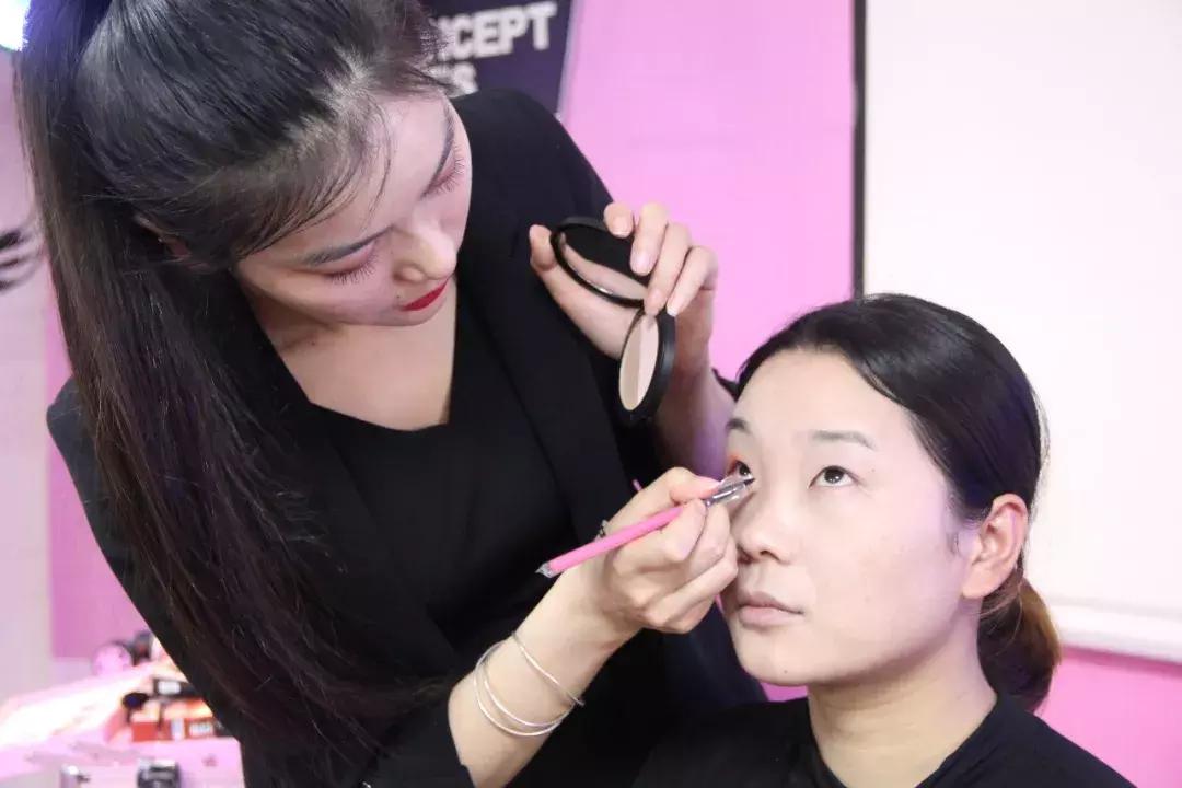 3ce丝滑细腻奶茶色,3ce新品春日氛围