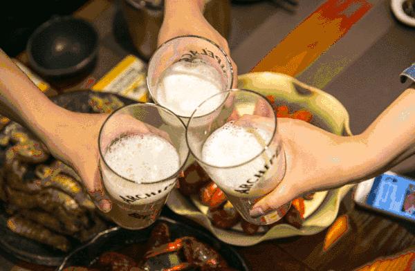 对酒当歌人生几何借酒助兴,对酒当歌人生几何举杯畅饮