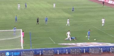 足球被爆头,足球守门员被爆头