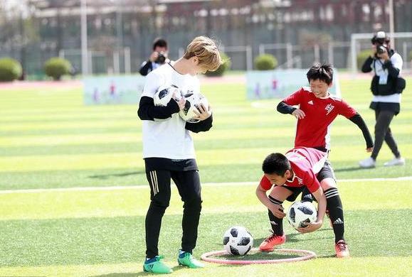 鹿晗踢了一场球，范志毅董路是这样评价的，看来他真有两把刷子